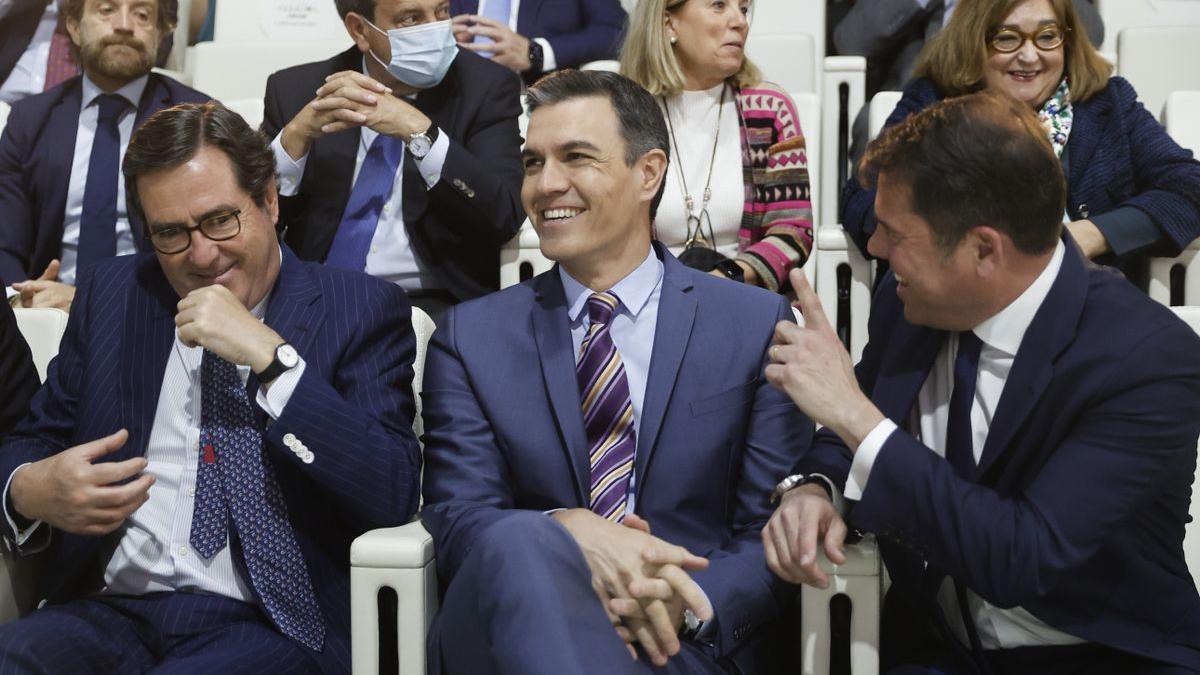 El presidente del Gobierno, Pedro Sánchez, junto al presidente de la CEOE, Antonio Garamendi y el de CEPYME, Gerardo Cuerva, en la clausura de la VIII Edición de los premios CEPYME.