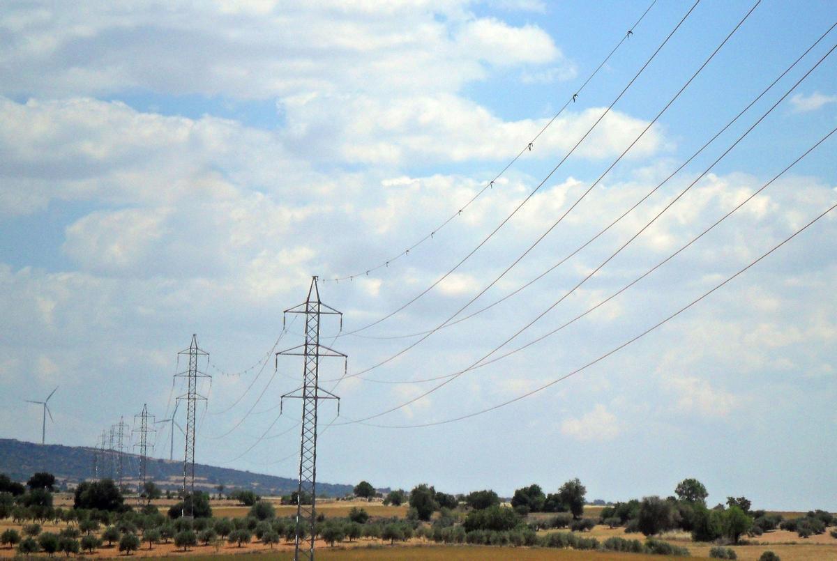 La crisis energética duplica la fuga de clientes del mercado regulado de la luz.