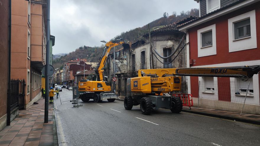 Ordenan por la vía de urgencia el derribo de una casa en La Villa, en Mieres, ante el riesgo de derrumbe