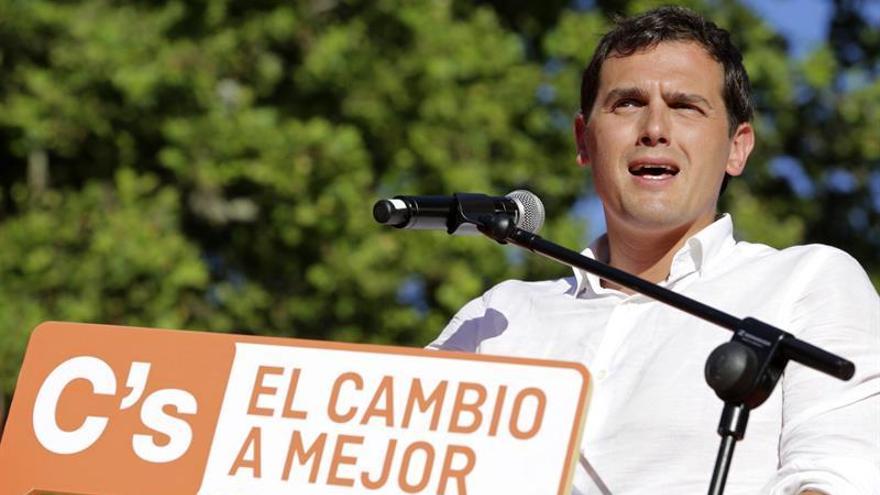 Rivera emplaza a PP y a PSOE a negociar ya mañana sin &quot;sillones&quot; por delante