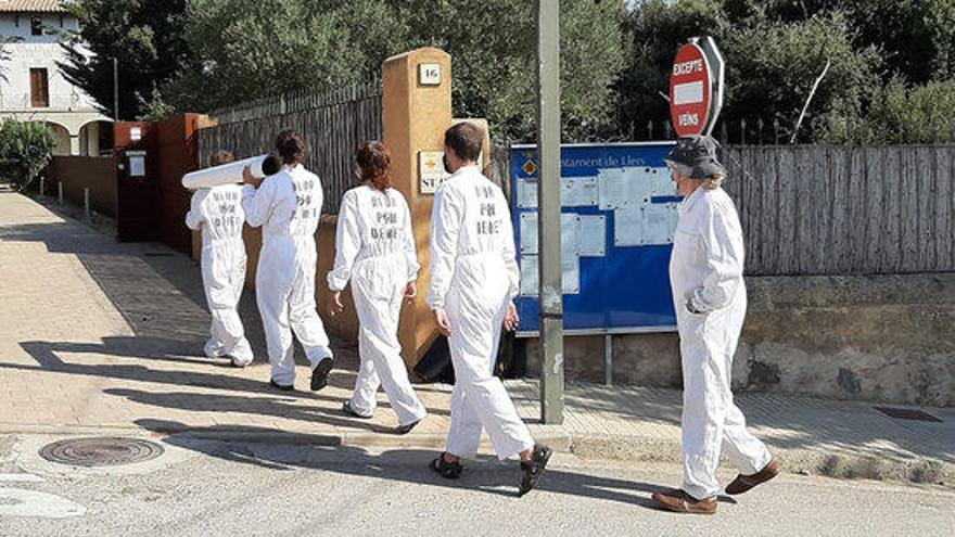 Membres de l&#039;entitat IAEDEN Salvem l&#039;Empordà caminant cap a l&#039;Ajuntament de Llers