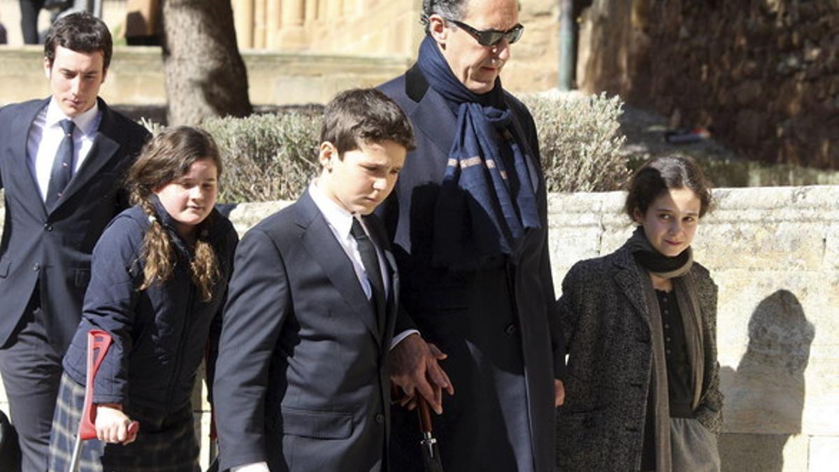 Jaime de Marichalar, acompañado de sus hijos Felipe Juan Froilán y Victoria Federica, a su llegada a la Iglesia de Santo Domingo de Soria