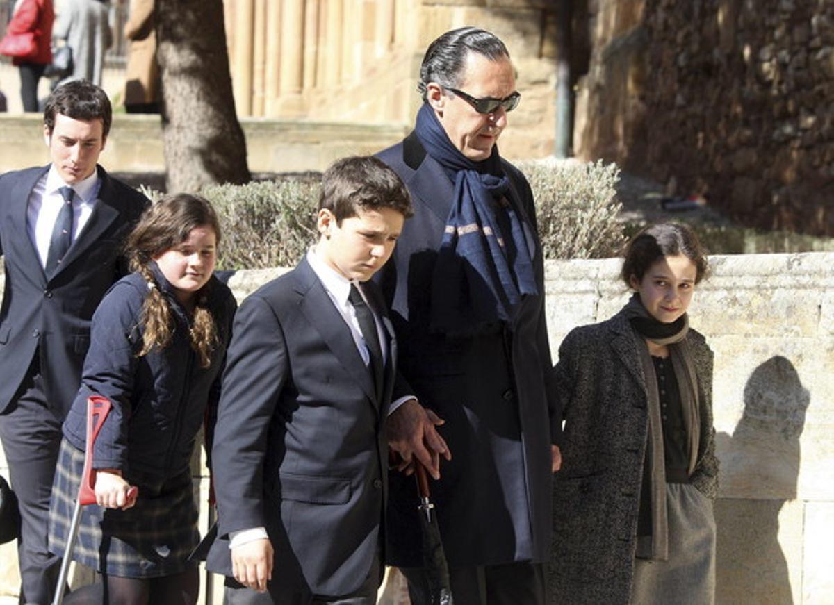 Jaime de Marichalar, acompanyat dels seus fills, Felip Joan Froilà i Victòria Frederica, a l’arribar a l’església de Santo Domingo de Sòria