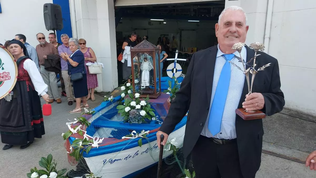 César García "Saro" recibe el homenaje más especial de Puerto de Vega: "Llegar a coger el ramo es lo máximo para un marinero de este pueblo"