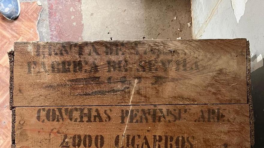 Hallan una caja de tabaco de 1885 en las obras de las Escoles Velles de Catarroja