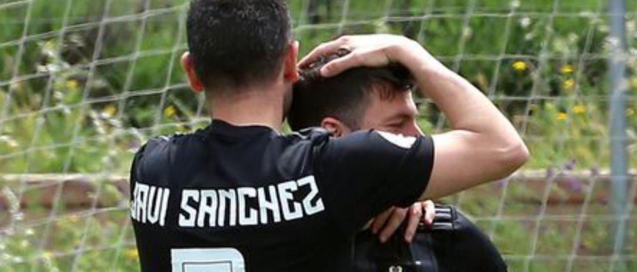 Javi Sánchez, de espaldas, celebra uno de los goles del Llanera en el  Vicente de Bosque.