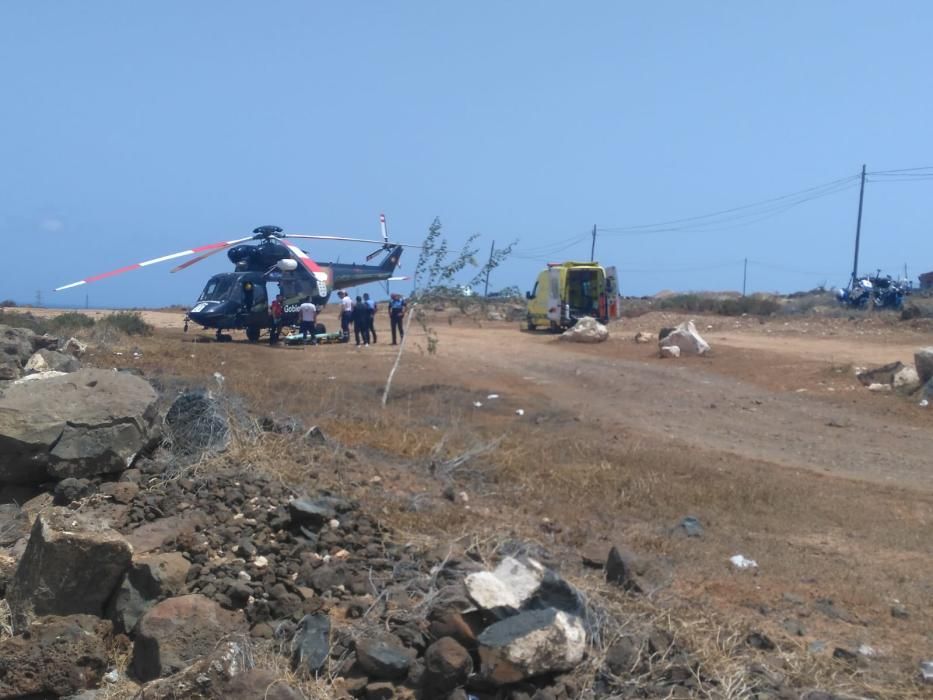 Rescatan a un hombre en helicóptero en la costa de Telde