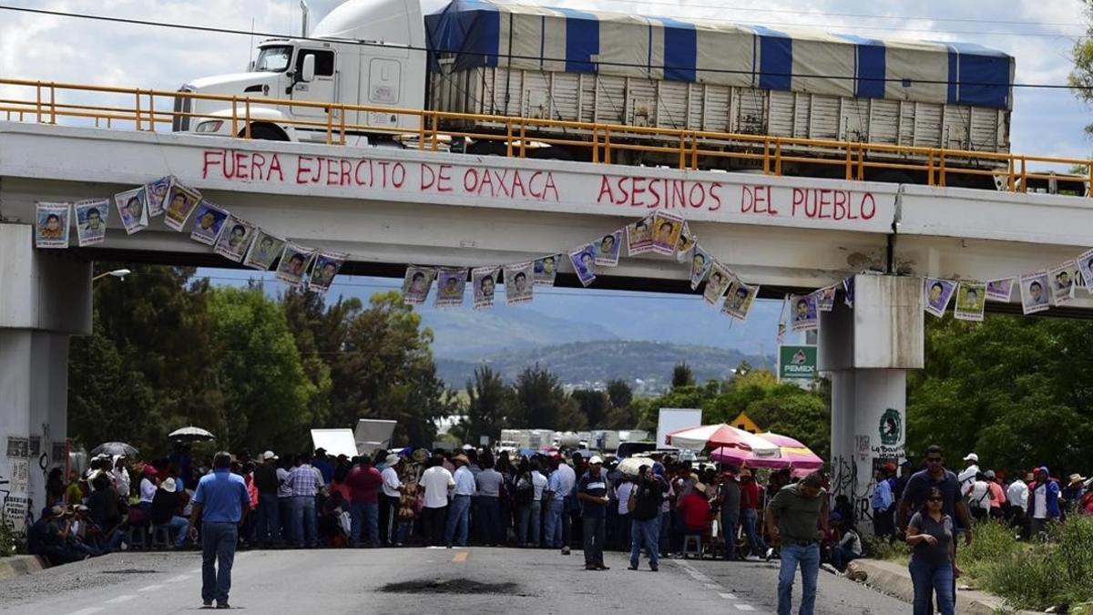 Maestros bloquean una carretera de entrada a Nochixtlan (Oaxaca), este lunes.