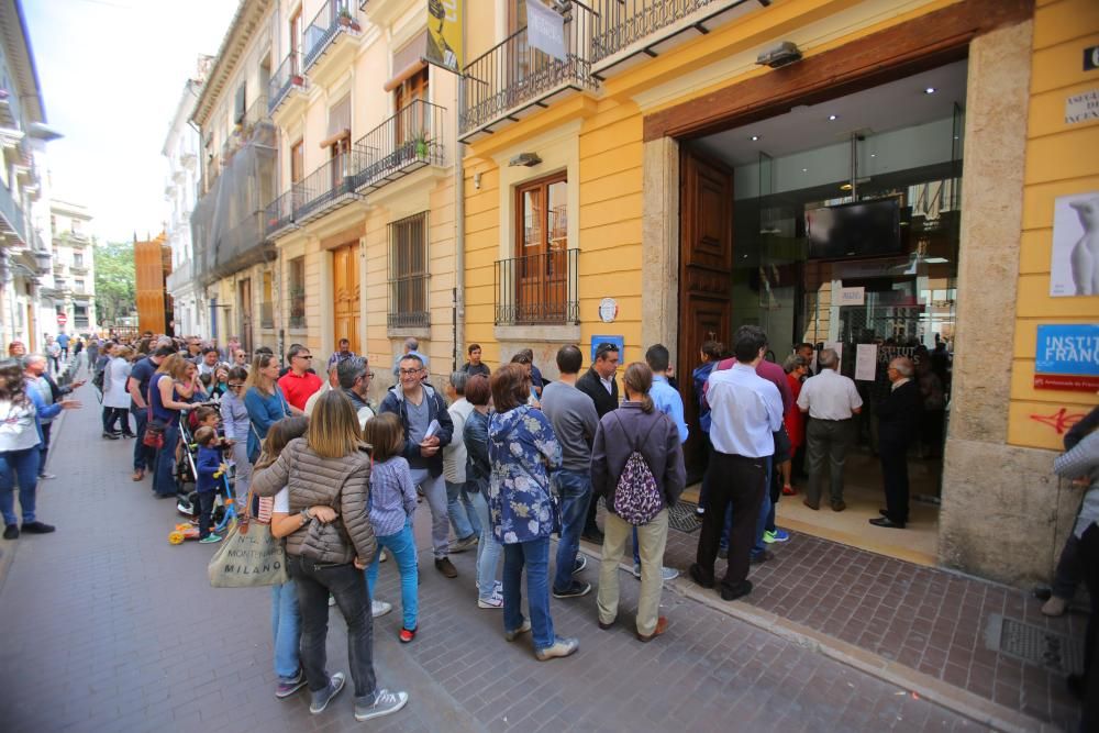 Ciudadanos franceses votan en València en la primera vuelta de las elecciones galas.