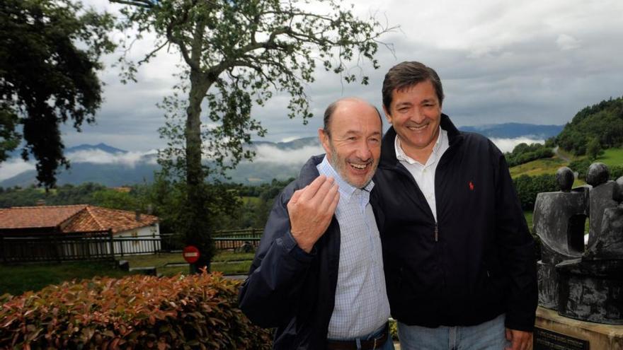 Rubalcaba y Javier Fernández, en Llanes.