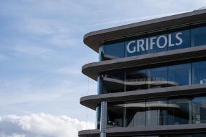 Grifols redujo su beneficio un 72% en 2023 por los costes de reestructuración.
