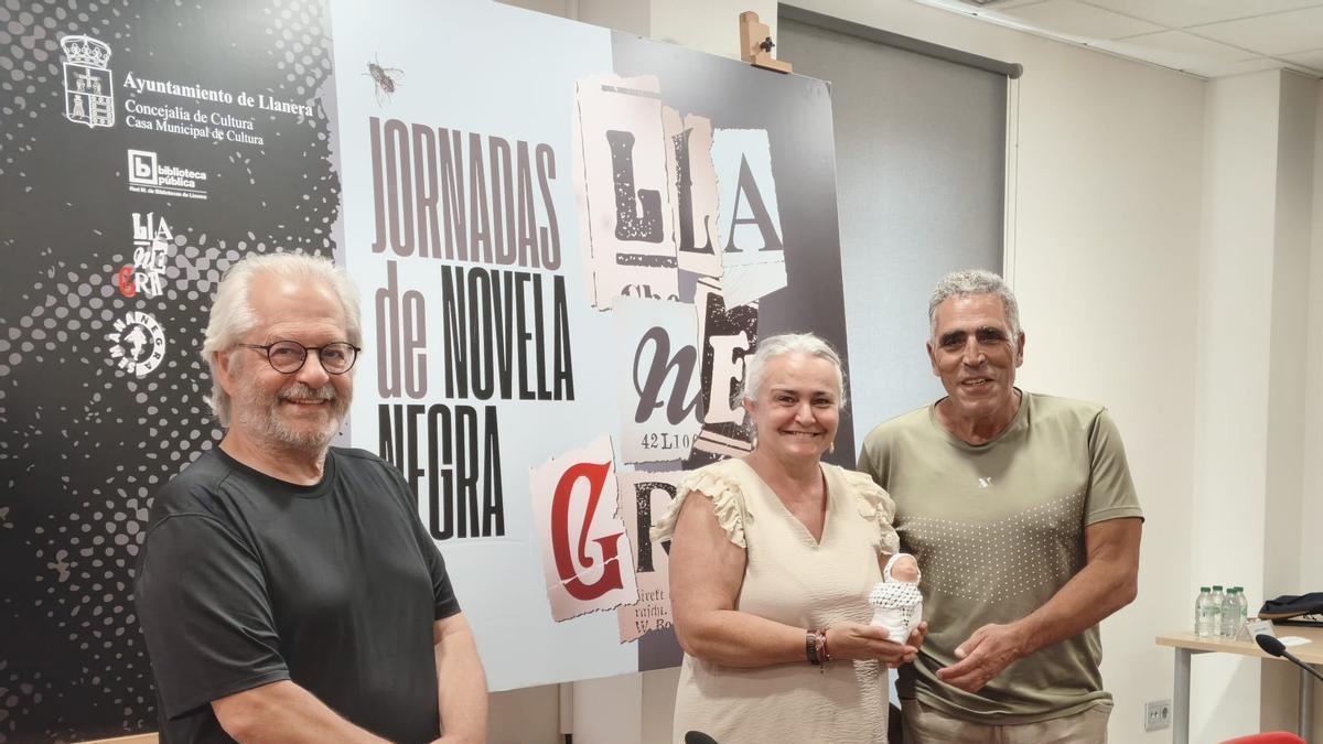 El festival "Llanegra" arranca con lleno de público y con un repaso a las memorias del autor de novela negra Víctor Claudín: "No tengo una vida normal, soy un tipo raro"