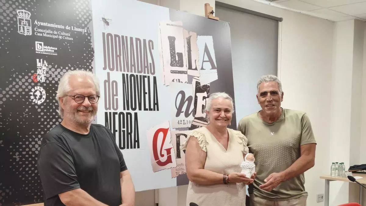 El festival "Llanegra" arranca con un repaso a la vida del escritor de novela negra Víctor Claudín: "No tengo una vida normal, soy un tipo raro"