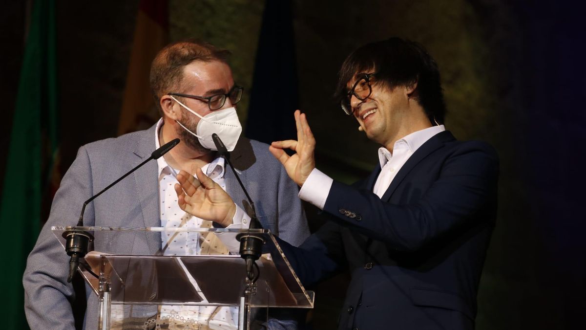 Luis Piedrahíta, presentador de la gala, junto a uno de los miembros del jurado del certamen.