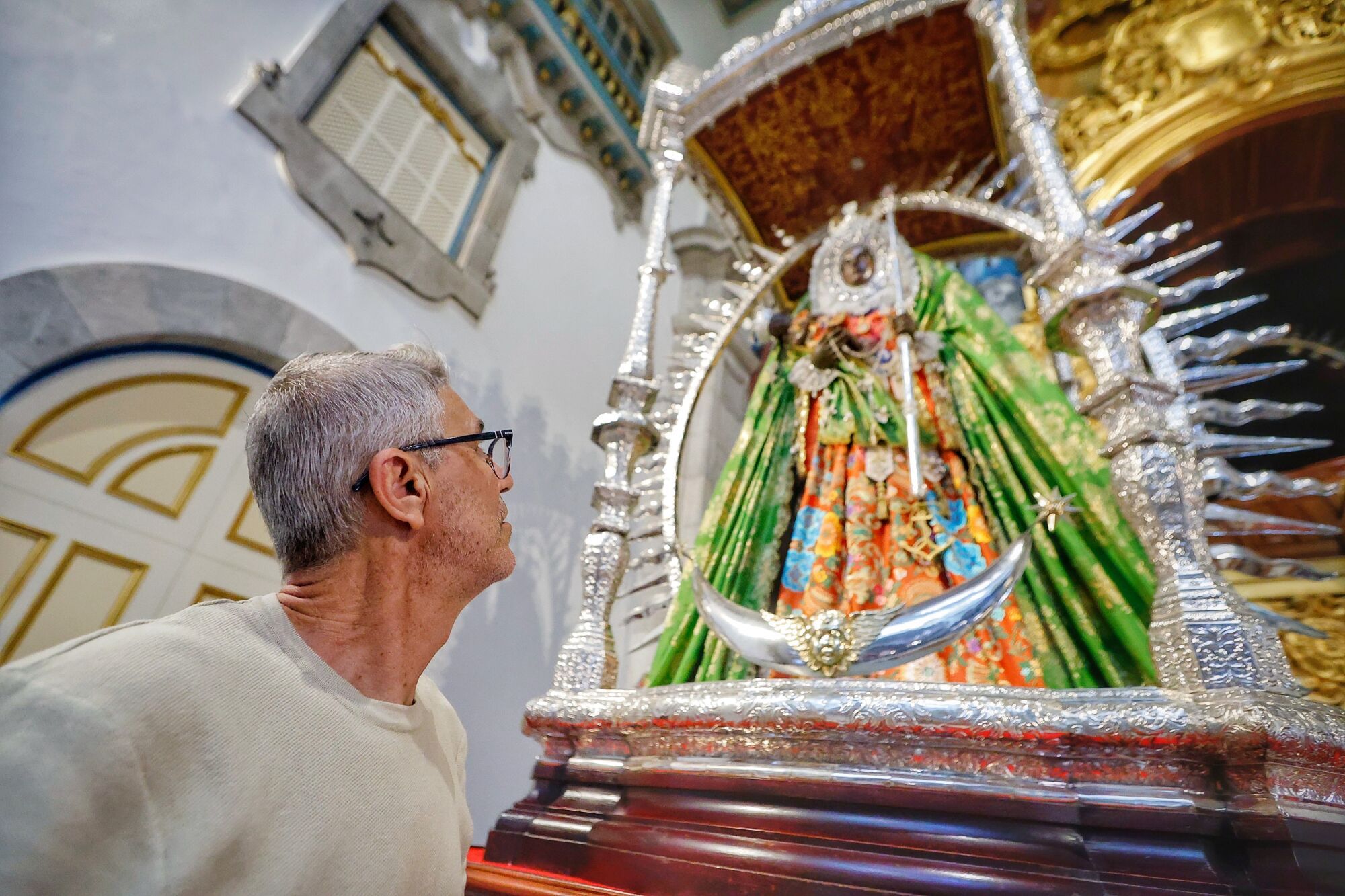 Jaime Estévez se encarga de la preparación de la Virgen de Candelaria para su visita a Santa Cruz