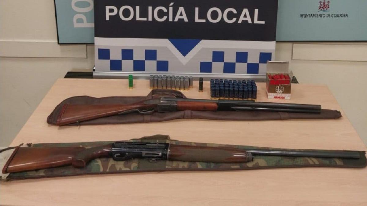 Escopetas y cartuchos intervenidos por la Policía Local de Córdoba.