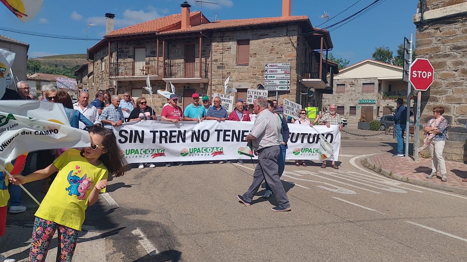 GALERÍA | Protesta en Villardeciervos para reclamar un plan especial para la Sierra de la Culebra
