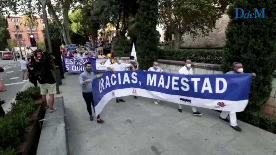 Rund 200 Menschen demonstrieren in Palma de Mallorca für die Monarchie