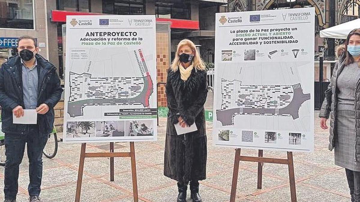 Imagen de la alcaldesa, Amparo Marco, junto a otros representantes municipales en la presentación de la reforma de la plaza de la Paz.