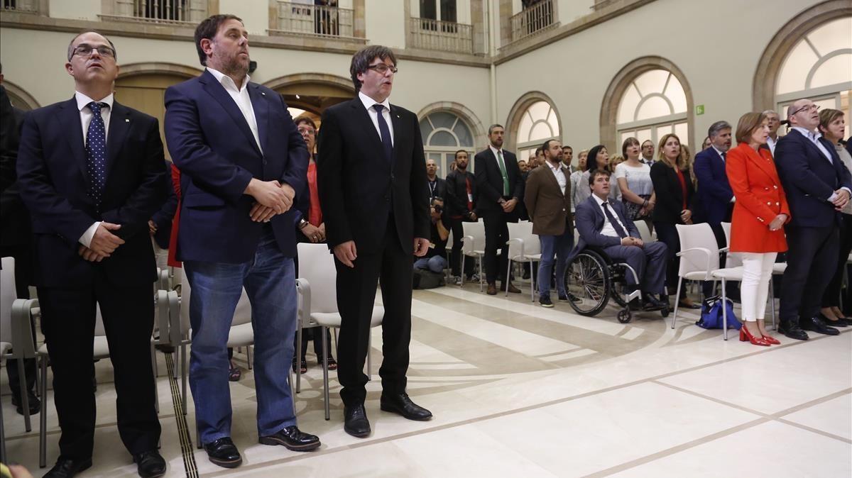 Firma de la declaración de independencia al finalizar el pleno en el Parlament. Firma de la declaración de independencia al finalizar el pleno en el Parlament.