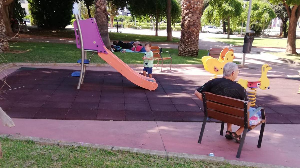 Los residentes del Distrito Norte de Castelló lamentan la situación que deben sufrir en la Plaza Corona de Aragón.