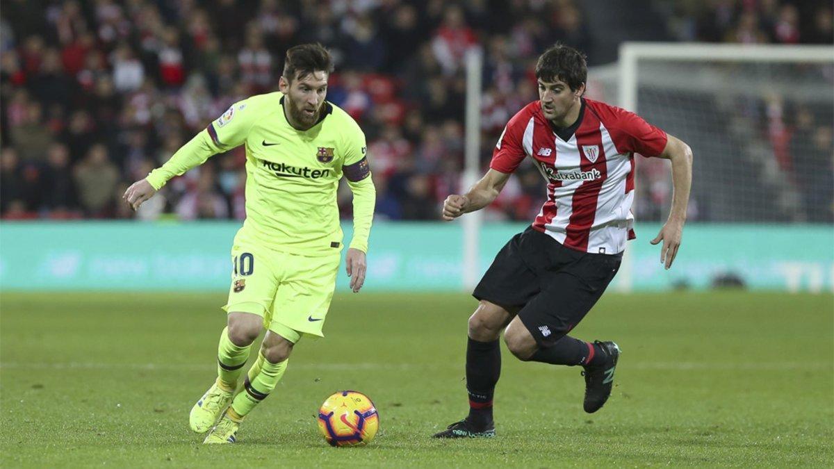 Messi y De Marcos durante el Athletic Club-Barça de LaLiga 2018/19 en San Mamés