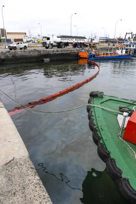 Vertido de 3.000 litros de residuos de combustibles en el Puerto de La Luz