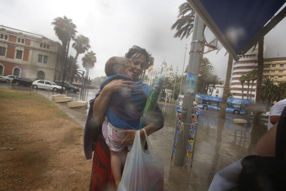 La lluvia sorprende a los bañistas en el Postiguet