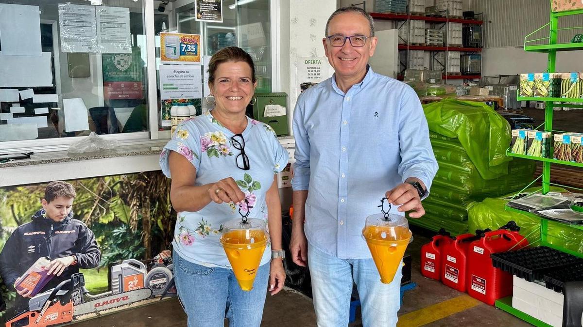 La directora de la cooperativa, Carmina Jorques, junto al concejal de Agricultura, José Claramonte.