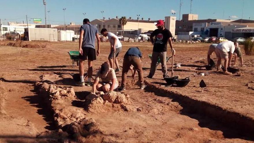 Parte del equipo de la Universidad de Alicante trabajando en el yacimiento arqueológico de La Picola.