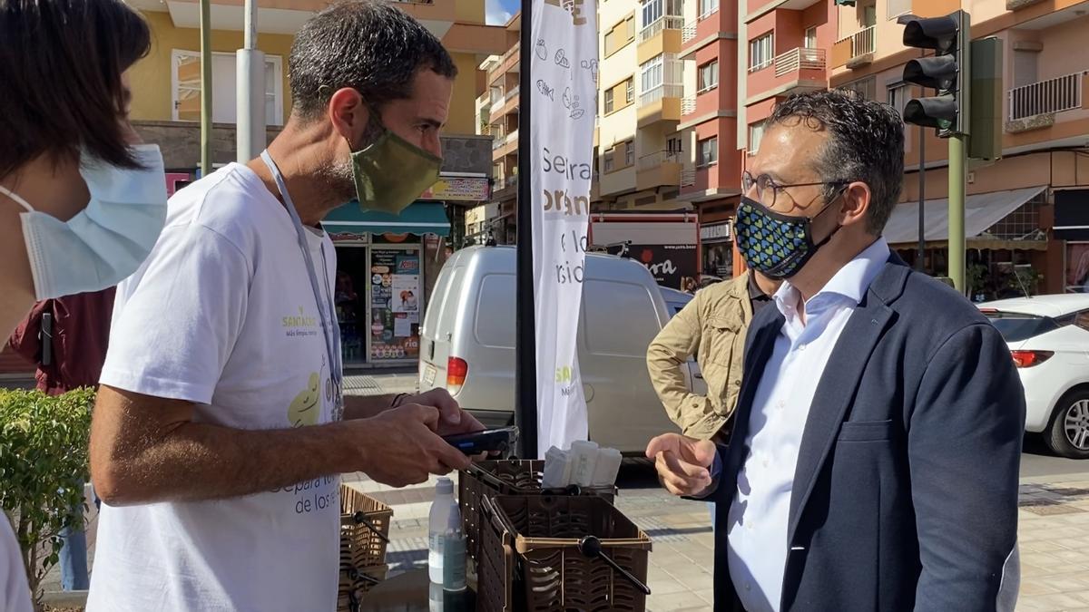 El concejal del Distrito Salud-La Salle visita el stand del nuevo servicio de recogida de basura orgánica.