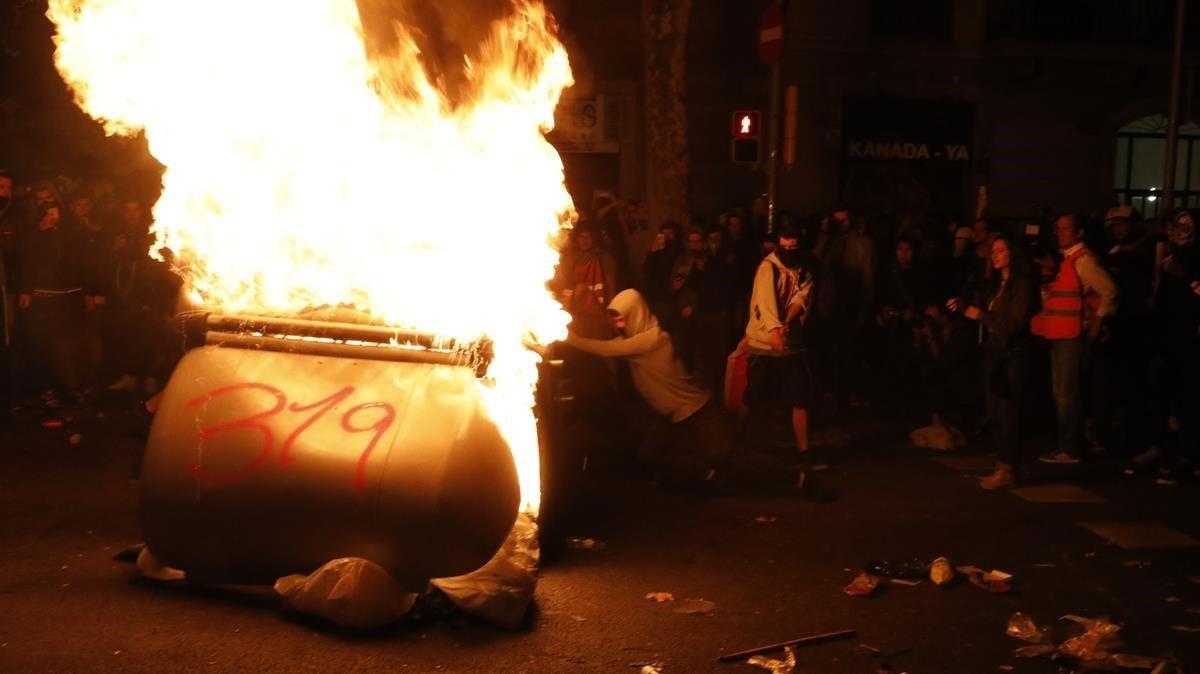 Un contenedor arde a manos de participantes en las protestas, el pasado jueves en Barcelona.