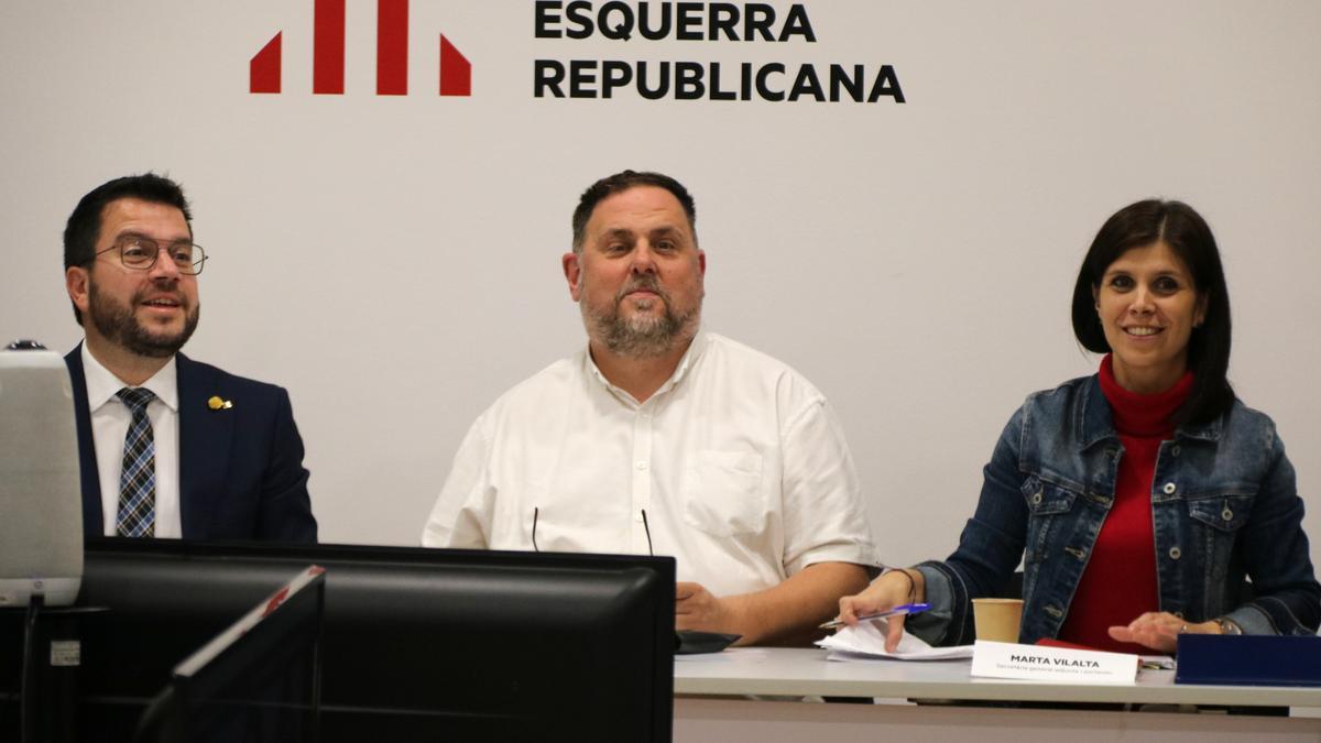 El president de la Generalitat, Pere Aragonès, el president d&#039;ERC, Oriol Junqueras, i la secretària general adjunta, Marta Vilalta, en una reunió de l&#039;Executiva Nacional d&#039;ERC a la seu del partit