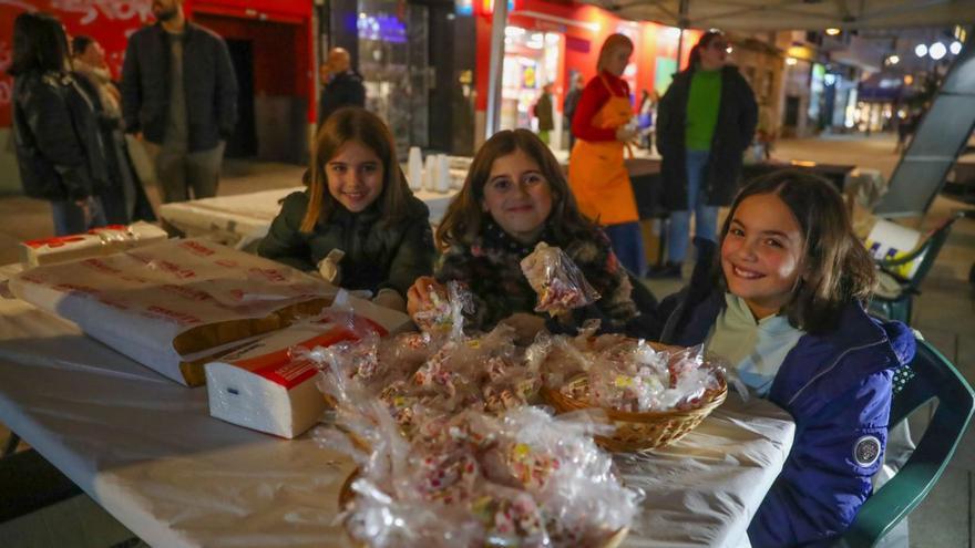 Zona Aberta repite por segundo año su chocolatada solidaria a favor de Cáritas | I. ABELLA