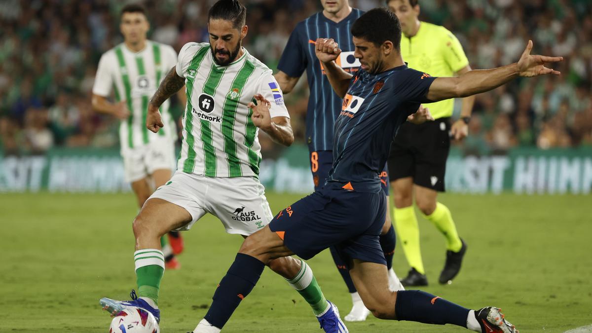 Isco pelea un balón con Özkacar durante el partido de la octava jornada de LaLiga entre Real Betis y Valencia CF.