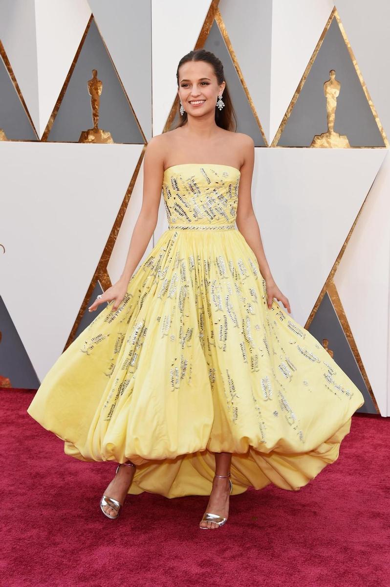 Premios Oscar 2016: Alicia Vikander de Louis Vuitton