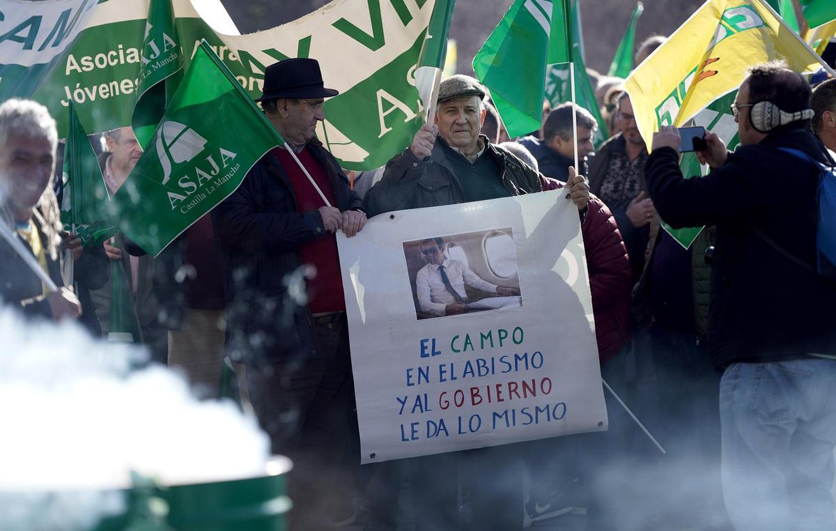 Protesta de agricultores y ganaderos ante el Ministerio de Agricultura, en Atocha, contra el acuerdo de libre comercio de Europa y Mercosur.
