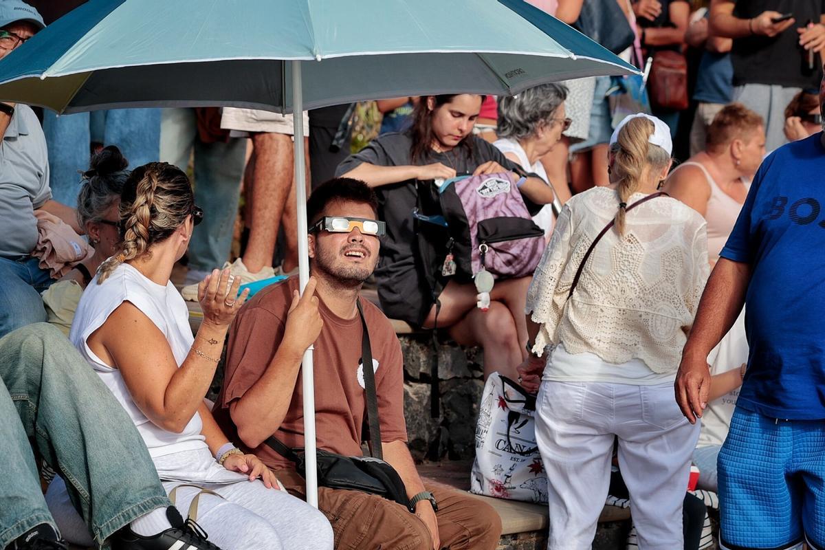 Vecinos y visitantes disfrutan de una jornada marcada por la astronomía en uno de los principales puntos de observación habilitados en Tenerife.