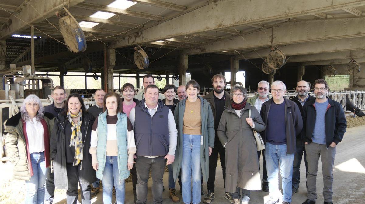 Pontón, con la eurodiputada Miranda y representantes del BNG dezano, ayer, en una granja de Dozón.  |