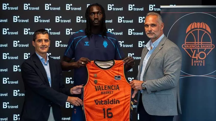 Presentación del nuevo jugador del Valencia Basket Mo Gueye
