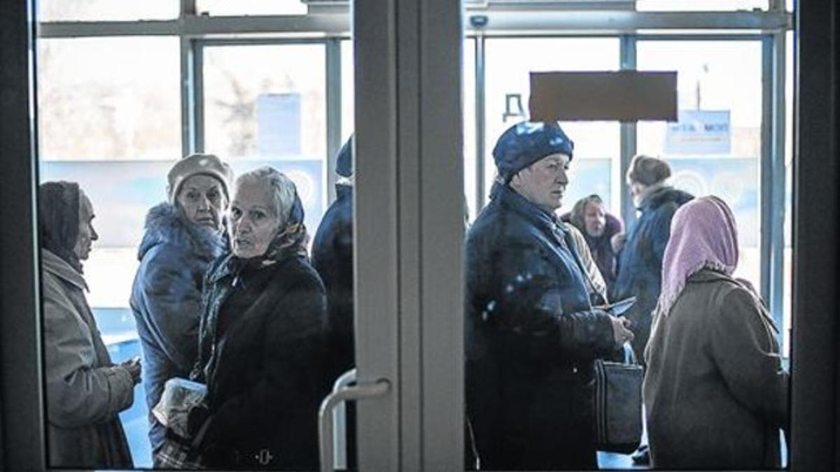 Varias mujeres aguardan en un centro de distribución de ayuda humanitaria en Donestsk, ayer.