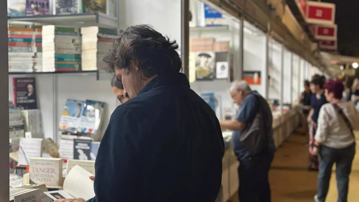 Sevilla cumple con su cita con la lectura el primer día de feria: "Este lugar es precioso pero no sé si funcionará"