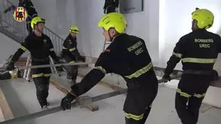 Los bomberos apuntalan de urgencia un edificio de siete plantas en Sedaví