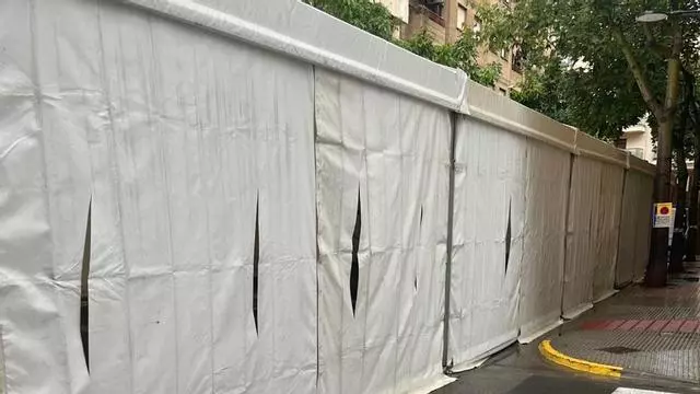 Rajan la carpa de la falla Plaza Cortes Valencianas de Aldaia