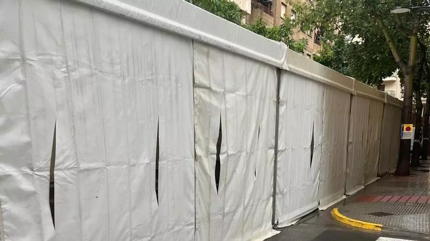 Rajan la carpa de la falla Plaza Cortes Valencianas de Aldaia