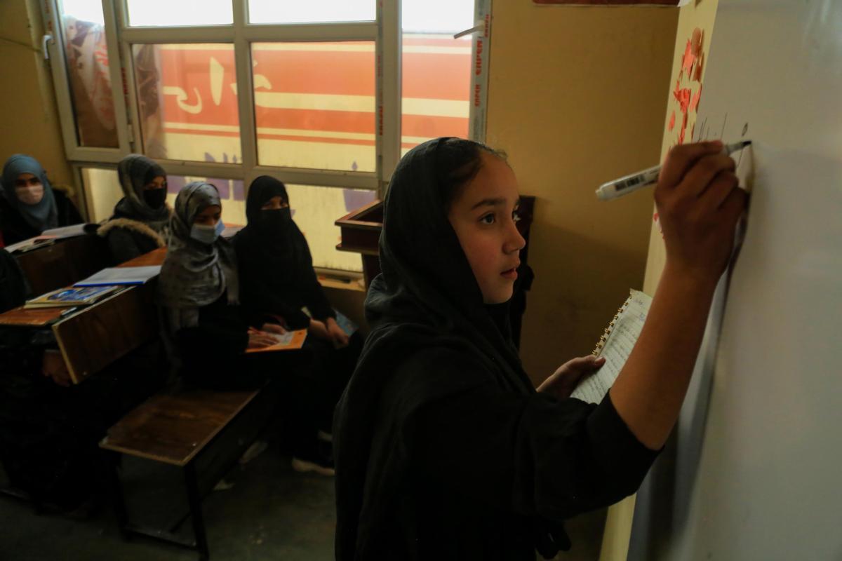 Una escuela gratuita recibe a las mujeres en Kabul, expulsadas por los talibanes