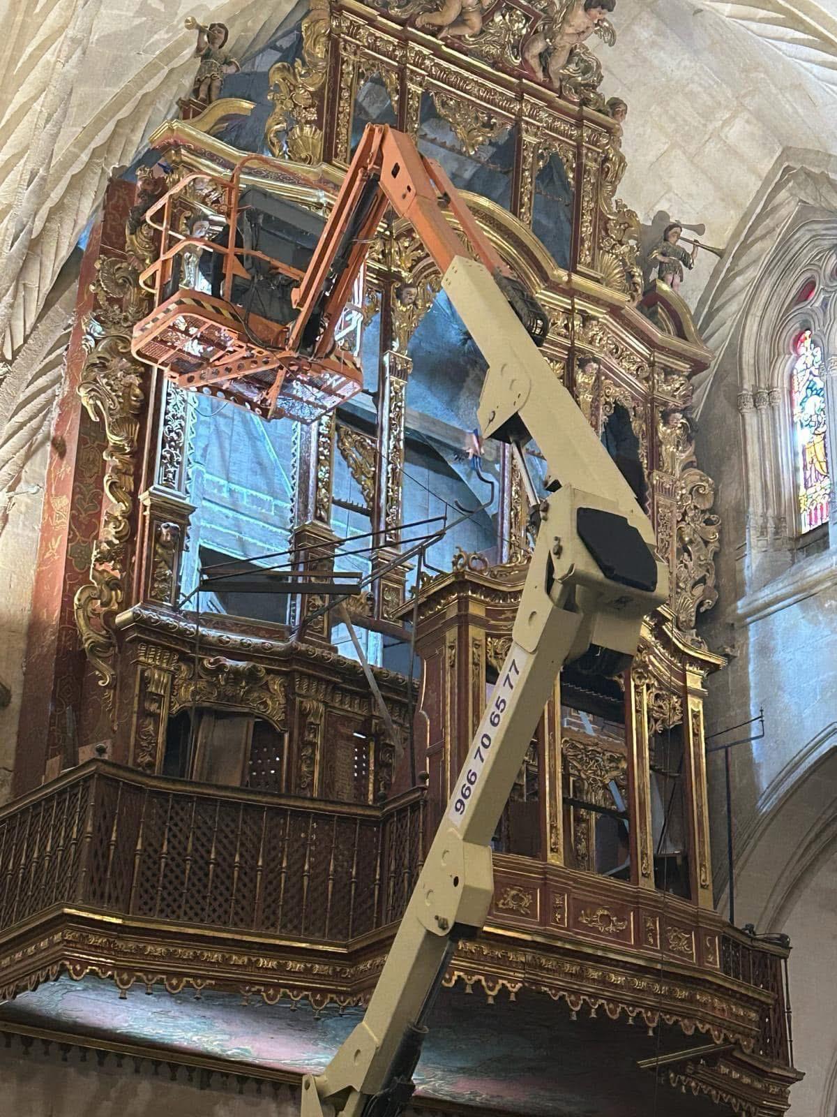 Un momento de los trabajos de restauración del órgano barraco de la Catedral de Orihuela