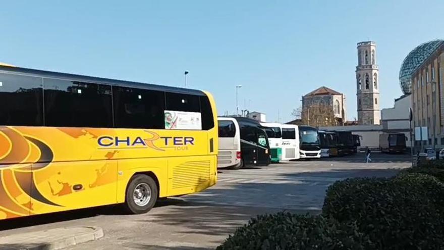 VÍDEO | L'aparcament d'autocars dels visitants del Museu Dalí de Figueres s'omple aquest dijous 19 de març