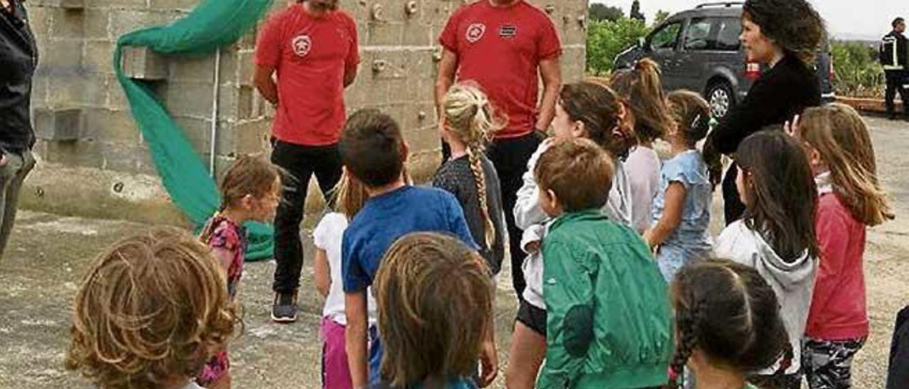 Els alumnes de l´escola de Deià en dos moments de la visita al parc de bombers d´Inca.