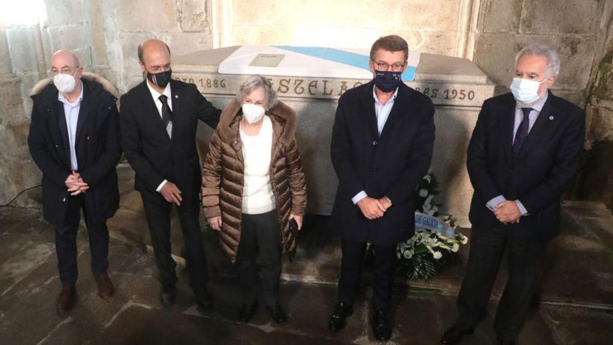 Feijóo, acompañado de Miguel Anxo Seixas, Manuel Suárez, Amalia Bóveda y Miguel Santalices, en la ofrenda floral.  | // XOÁN ÁLVAREZ